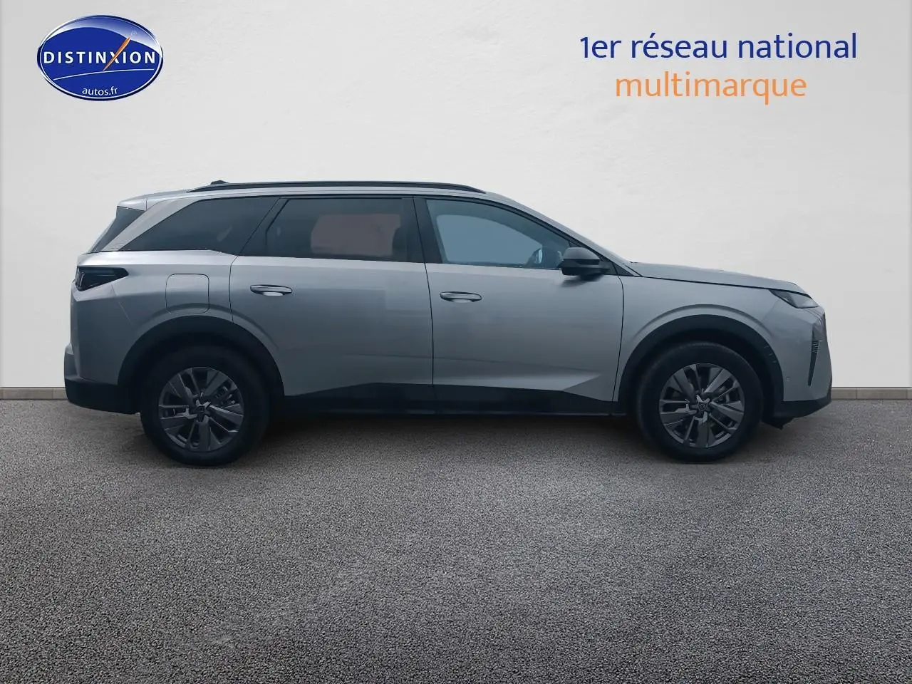 Vue latérale droite du Peugeot 5008 Hybrid 145 allure gris artense avec vitres arrière surteintées et jantes alu.