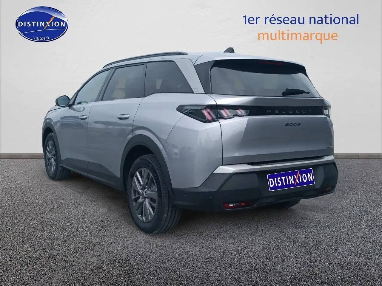 Vue 3/4 arrière droite du Peugeot 5008 Hybrid 145 allure gris artense avec feux arrière LED et vitres surteintées.