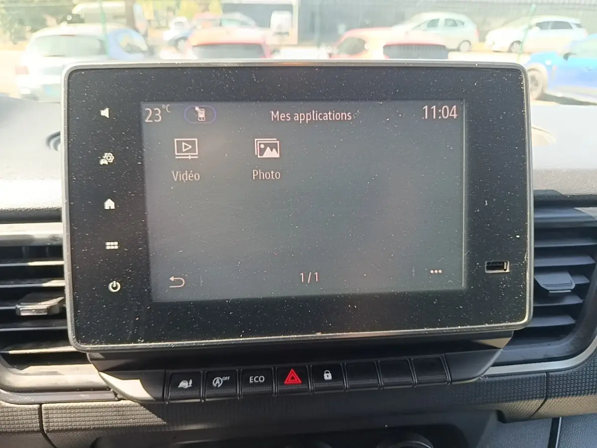 Écran tactile central du tableau de bord du Renault Trafic Fourgon 2023, affichant les applications vidéo et photo.