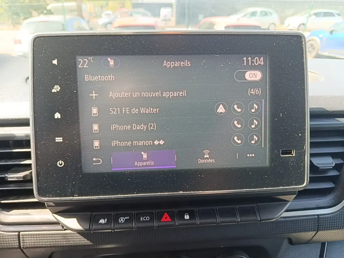 Écran tactile central du tableau de bord du Renault Trafic Fourgon blanc, affichant le menu Bluetooth.