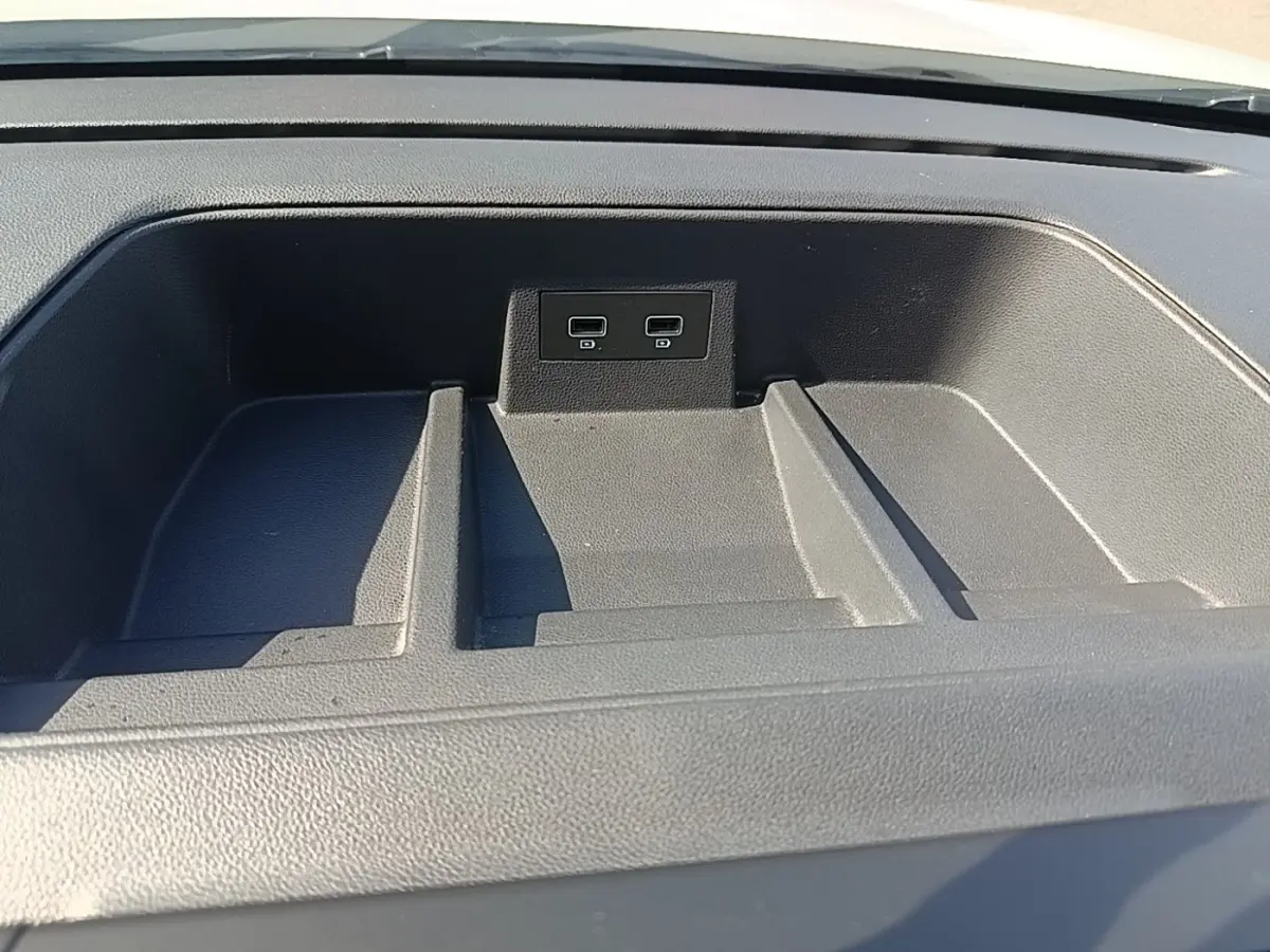 Gros plan sur la console centrale noire du Renault Trafic Fourgon 2023 avec deux ports USB visibles.