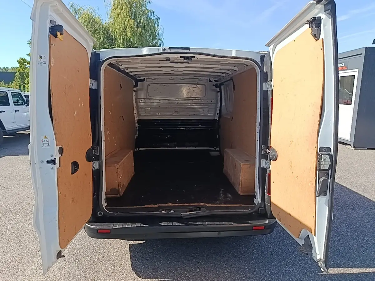 Vue arrière ouverte du Renault Trafic Fourgon blanc 2023 montrant l’espace de chargement vide et les portes battantes.