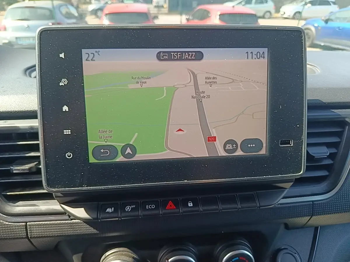 Écran tactile central du tableau de bord du Renault Trafic Fourgon blanc 2023 affichant un GPS en extérieur.