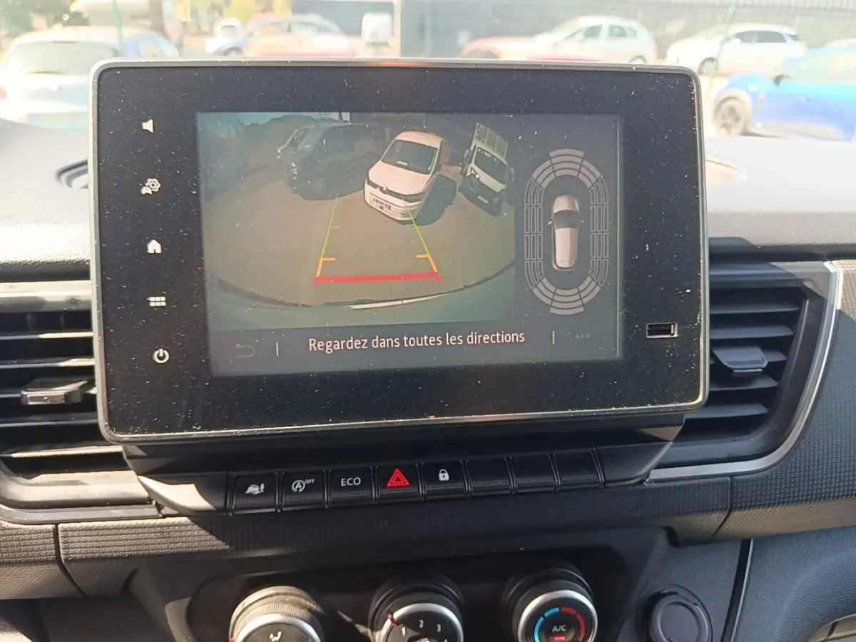 Écran central affichant la caméra de recul du Renault Trafic Fourgon blanc, vue arrière avec guidage de trajectoire.