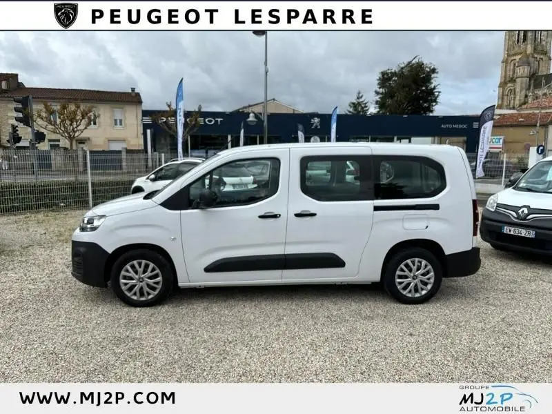 Profil côté gauche d'un Citroën Berlingo Multispace XL blanc 2022 avec protections noires et jantes acier.