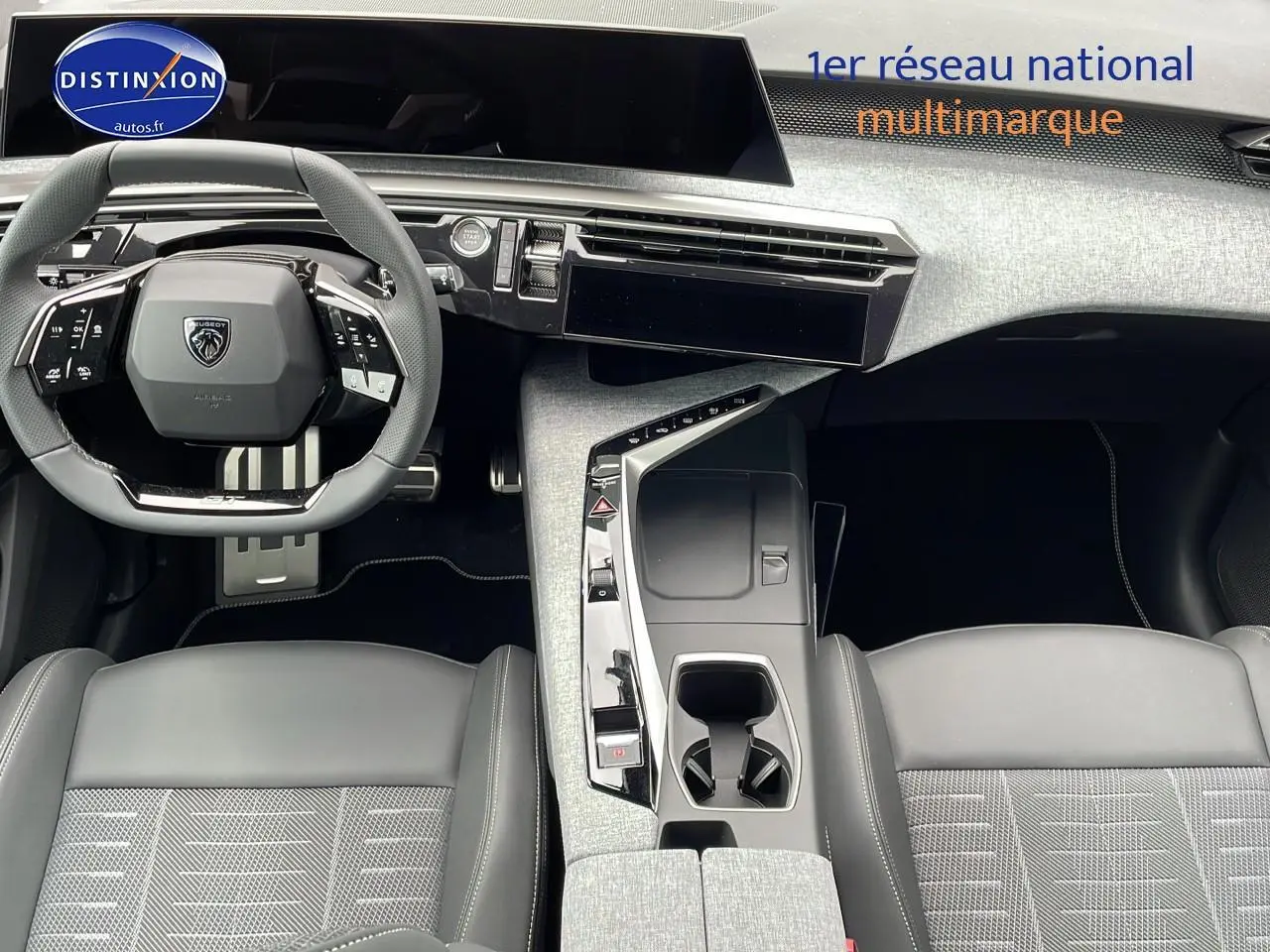 Vue intérieure avant du Peugeot 3008 Hybrid 145 GT e-dcs6 avec tableau de bord moderne et sièges gris en tissu et cuir.