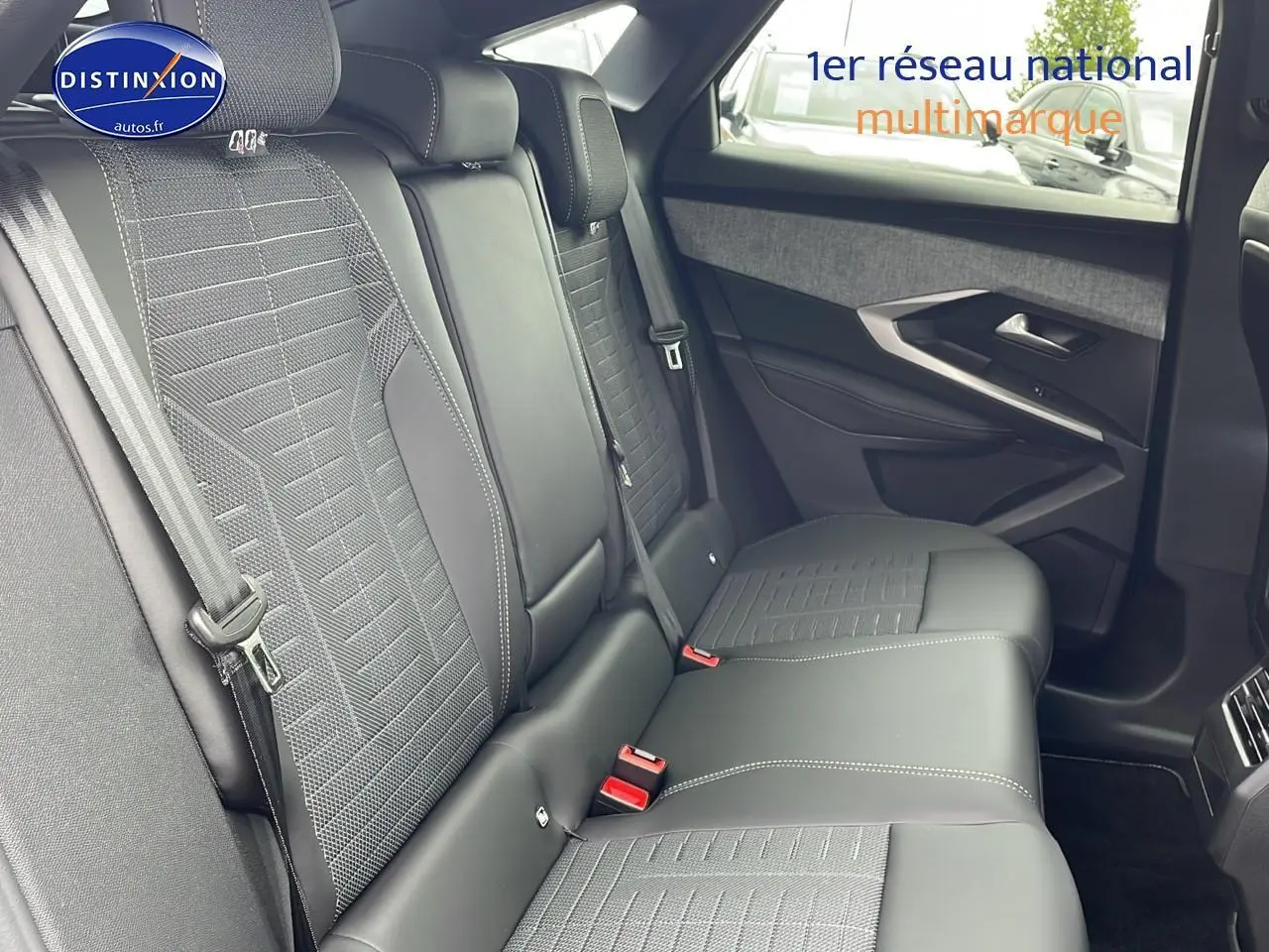 Vue côté droit de la banquette arrière en cuir noir et tissu du Peugeot 3008 Hybrid 145 gt e-dcs6 2025.