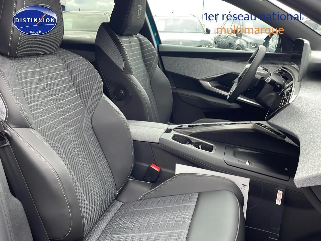 Intérieur avant du Peugeot 3008 Hybrid 145 GT e-dcs6 avec sièges cuir et tissu gris, volant multifonction et tableau de bord moderne.