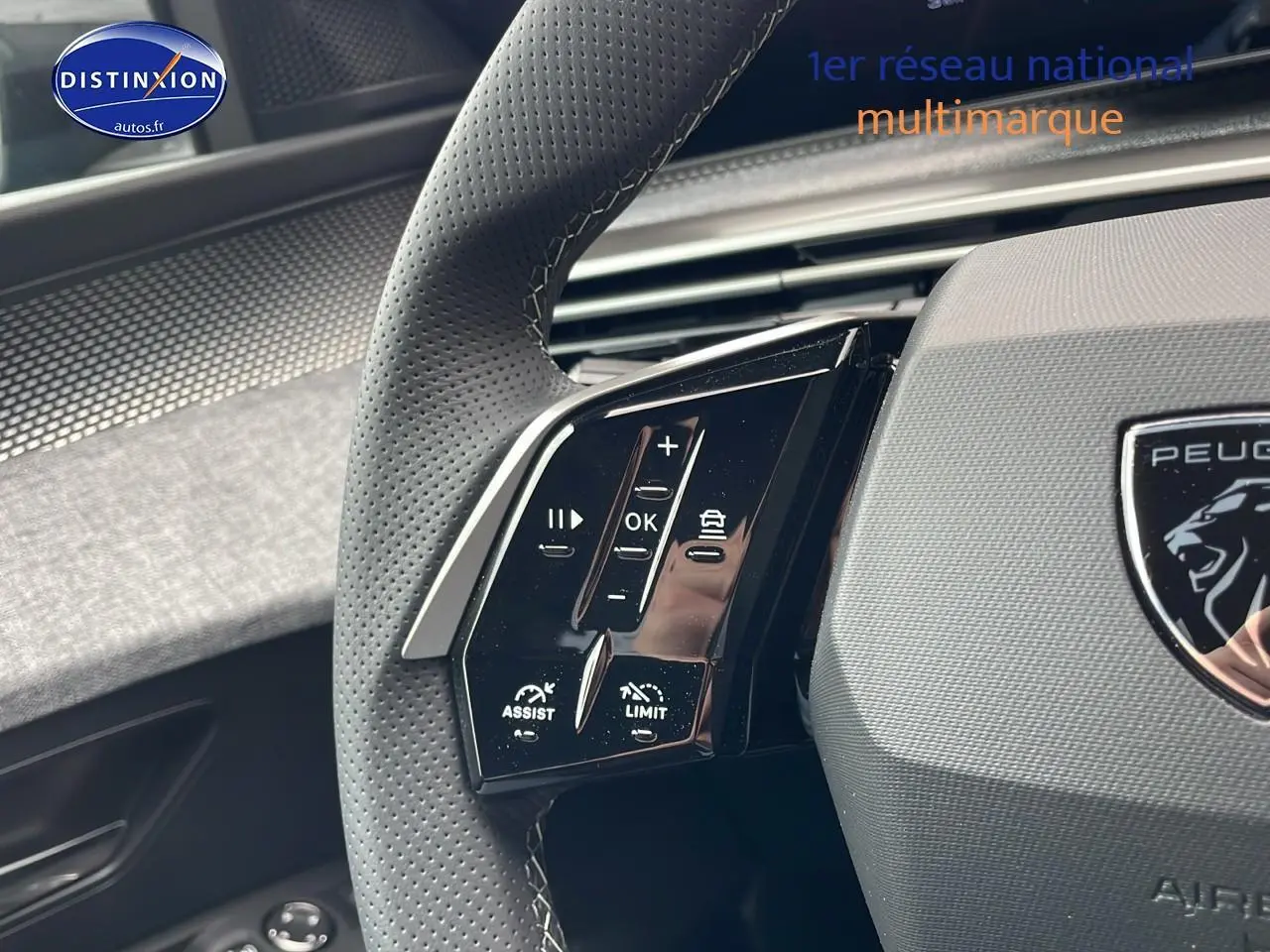 Gros plan sur le volant cuir perforé du Peugeot 3008 Hybrid 145 gt e-dcs6 bleu obsession, avec commandes multifonctions visibles.