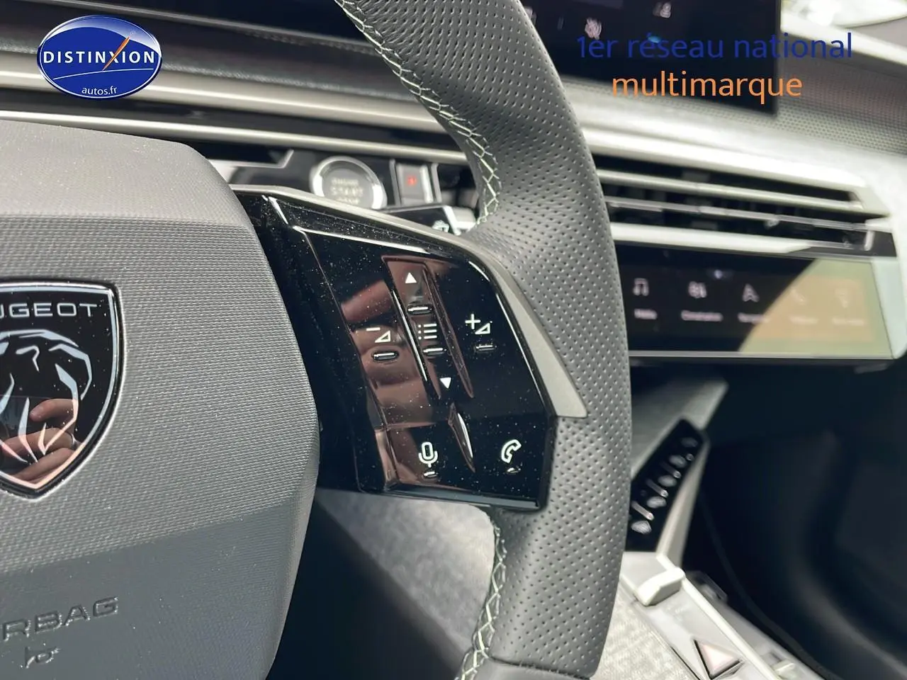 Gros plan sur le volant cuir perforé à commandes vocales du Peugeot 3008 Hybrid 145 GT e-dcs6 2025.