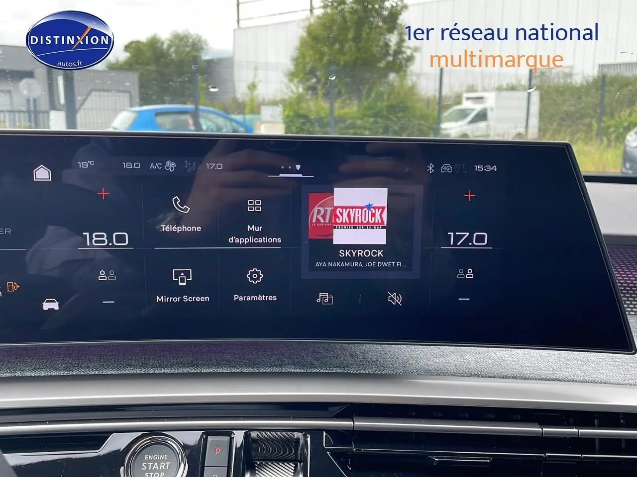 Écran tactile central du tableau de bord du Peugeot 3008 Hybrid 145 GT bleu obsession, affichant la radio Skyrock.