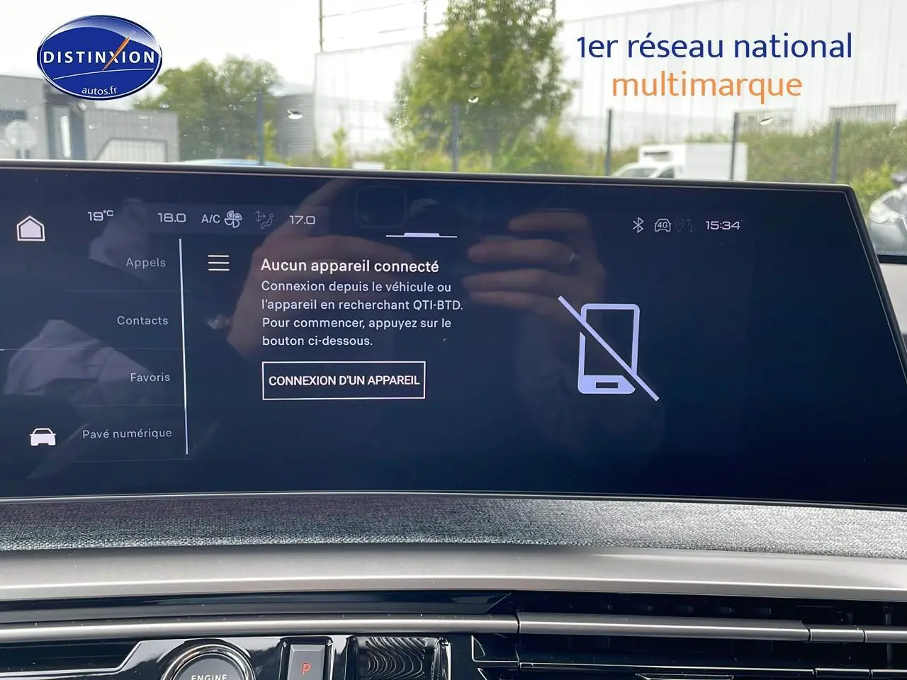 Écran tactile central du tableau de bord du Peugeot 3008 Hybrid 145 GT e-dcs6 avec affichage de connexion Bluetooth.