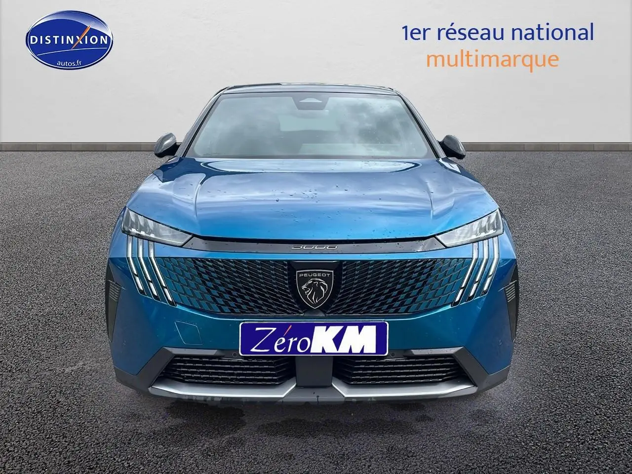 Vue frontale d'un Peugeot 3008 Hybrid 145 GT e-dcs6 bleu obsession avec calandre distinctive et phares LED.