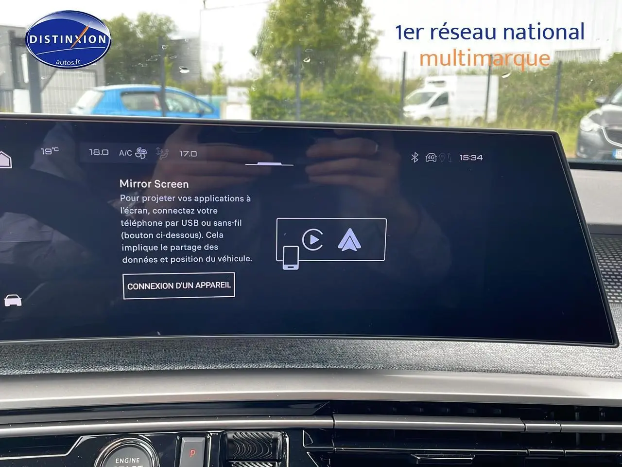 Écran tactile central affichant la fonction Mirror Screen dans l'habitacle du Peugeot 3008 Hybrid 145 gt e-dcs6.