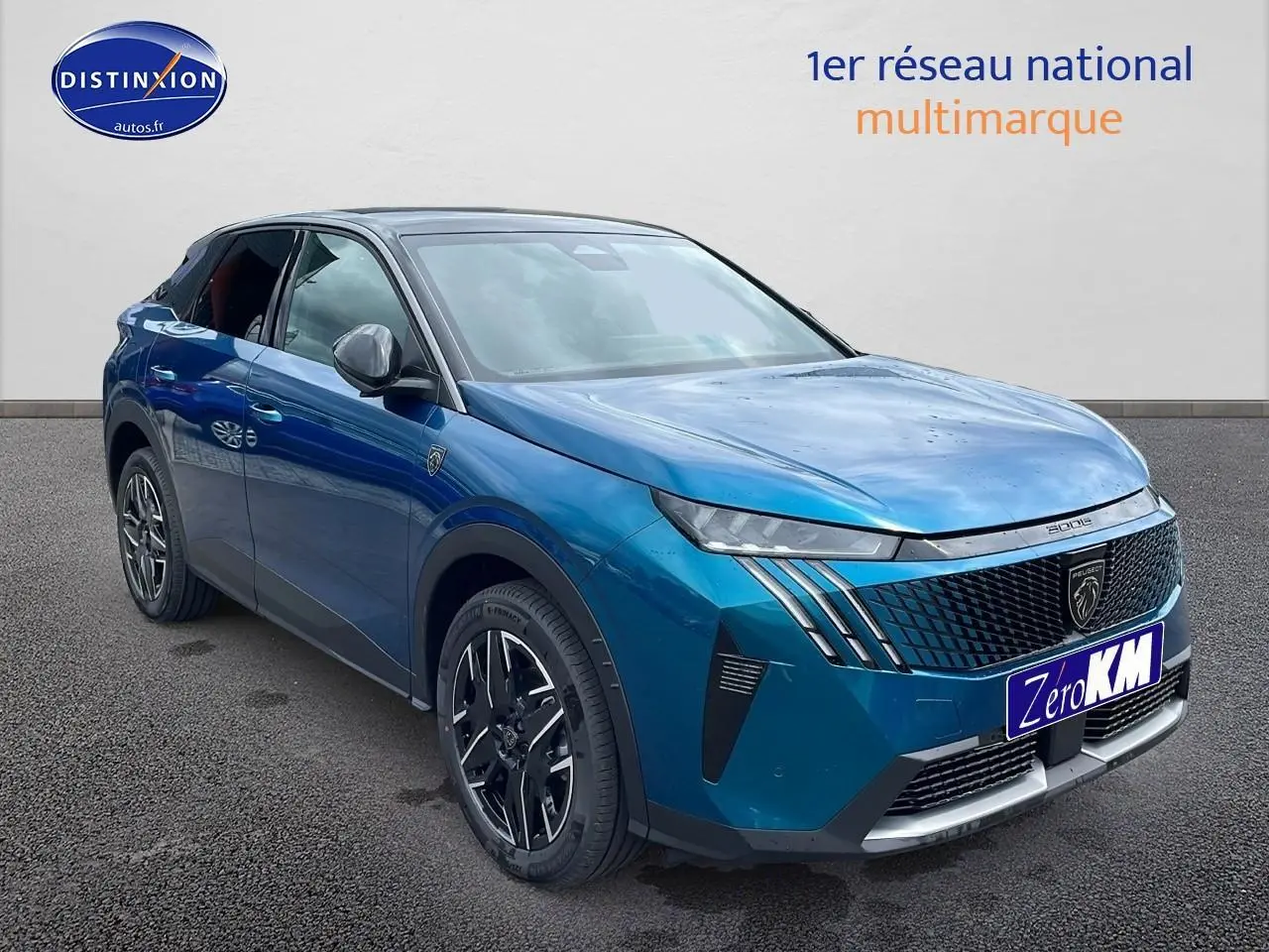 Peugeot 3008 Hybrid 145 GT bleu obsession en 3/4 avant, avec calandre noire et jantes alu distinctives.