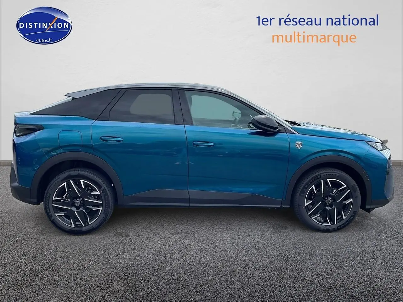 Peugeot 3008 Hybrid 145 GT e-dcs6 bleu obsession vue de profil côté gauche sur fond neutre.