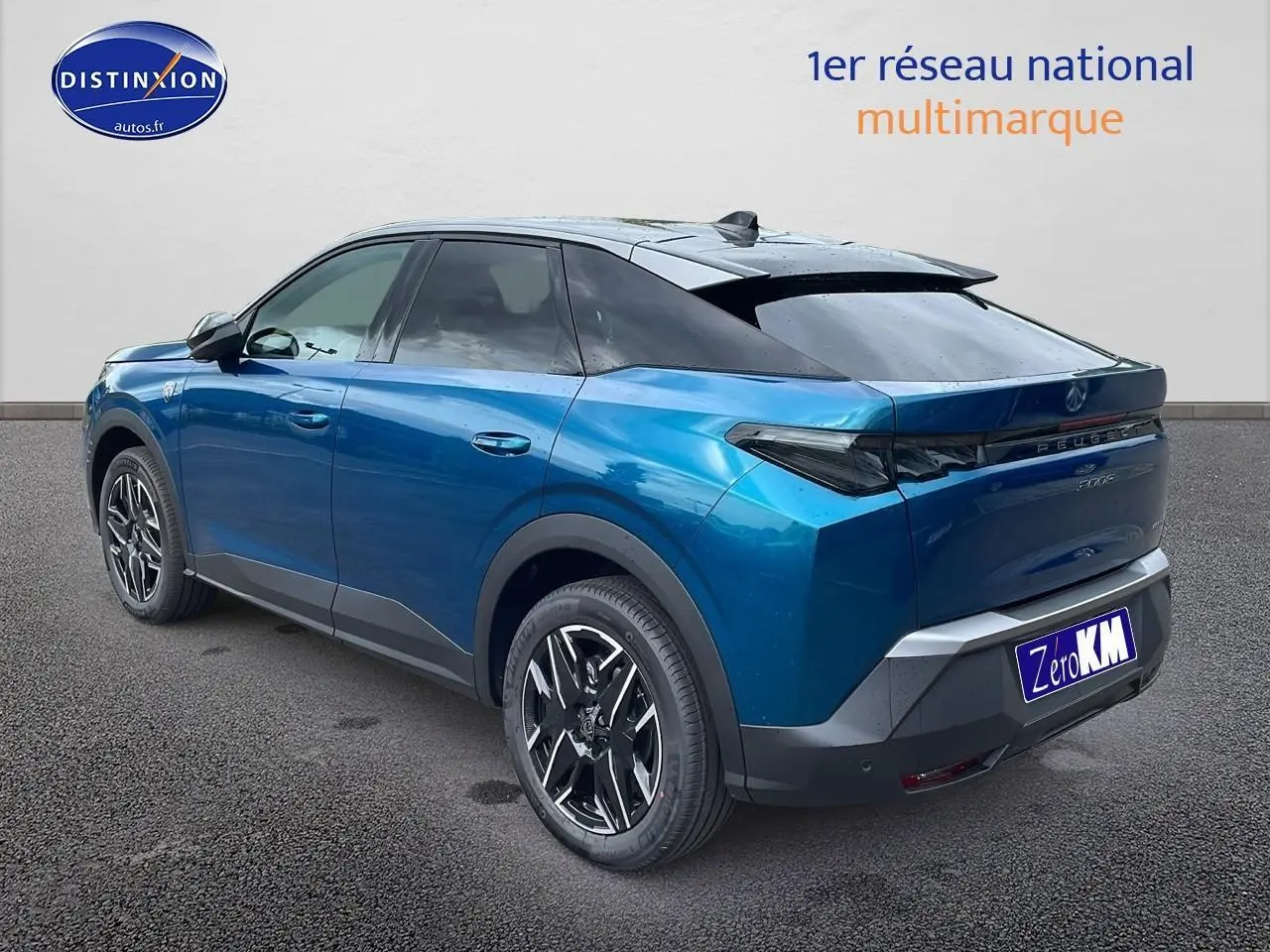 Vue 3/4 arrière gauche du Peugeot 3008 Hybrid 145 GT e-dcs6 bleu obsession avec jantes alu et feux LED distinctifs.