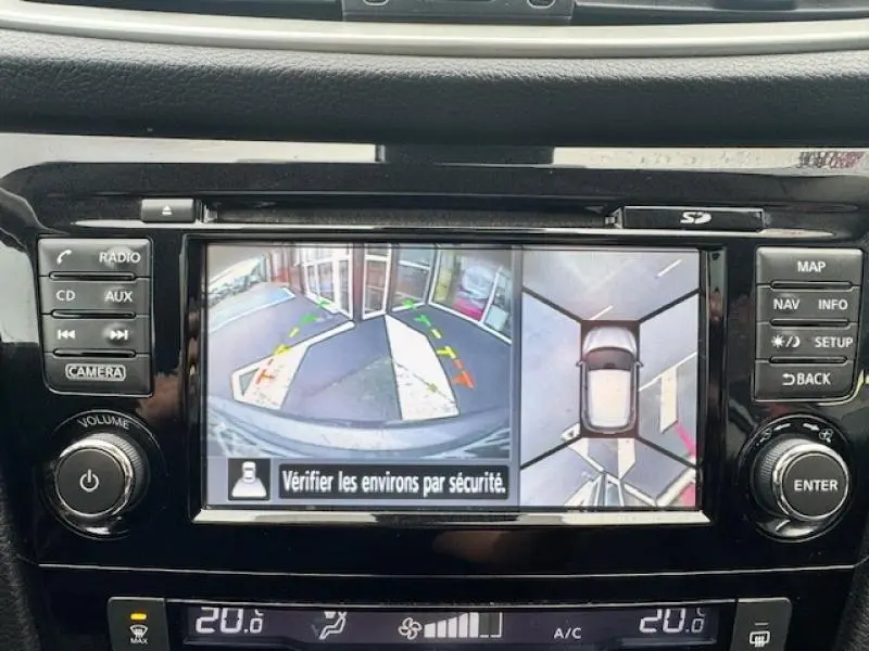 Écran tactile du Nissan Qashqai 2015 montrant la caméra de recul et la vue panoramique 360° du véhicule.