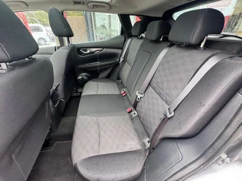 Vue intérieure côté droit sur la banquette arrière en tissu gris du Nissan Qashqai 2015 finition Connect Edition.