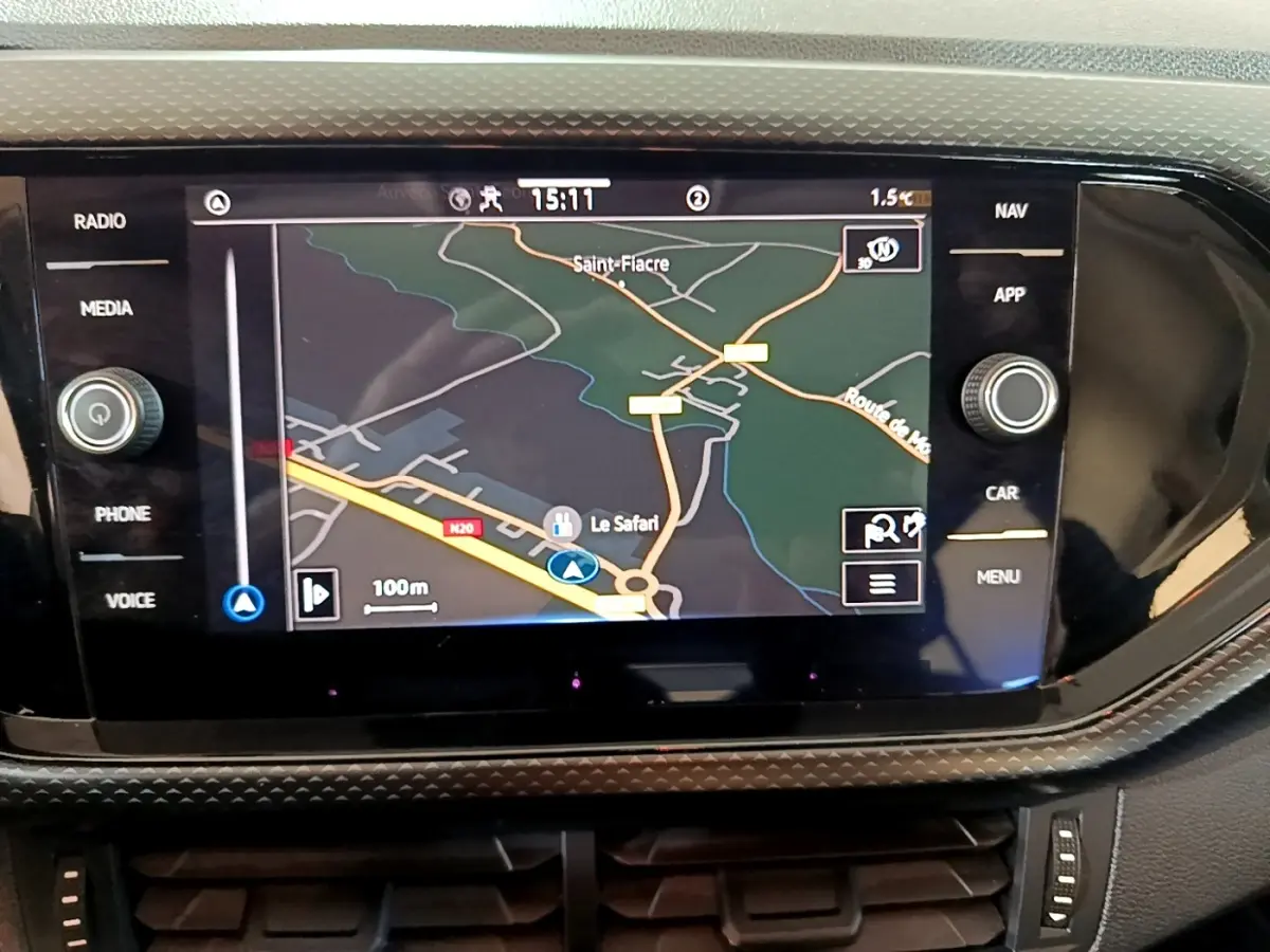 Écran tactile central du tableau de bord du Volkswagen T-Cross 2023 affichant un GPS en navigation.