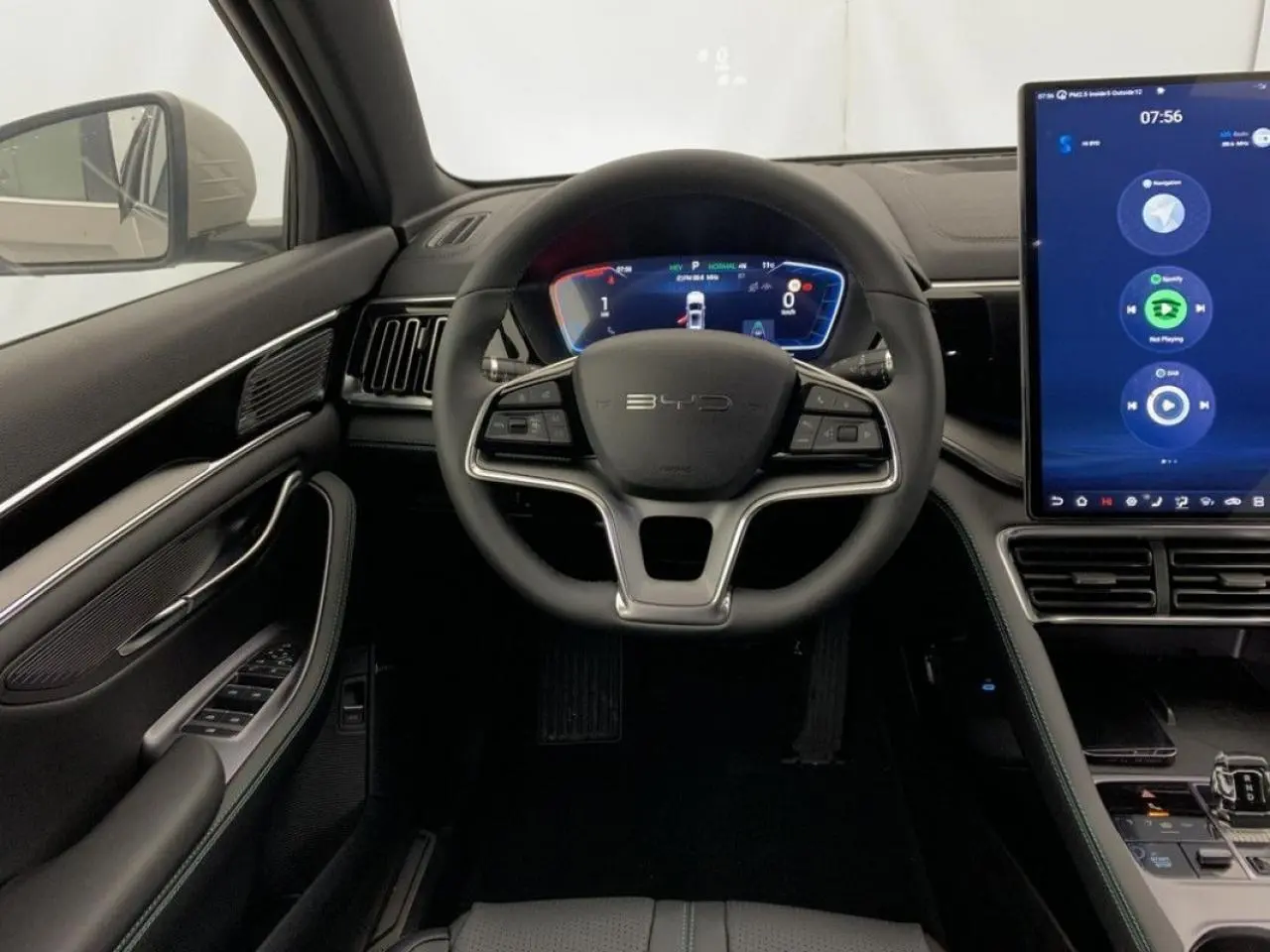 Vue intérieure centrée sur le volant BYD Seal U 2025, affichage numérique et grand écran tactile vertical.