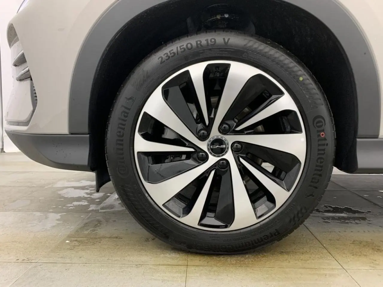 Gros plan sur la roue avant droite du BYD SEAL U 2025 en couleur Boundless Cloud, jante bicolore noire et argent.