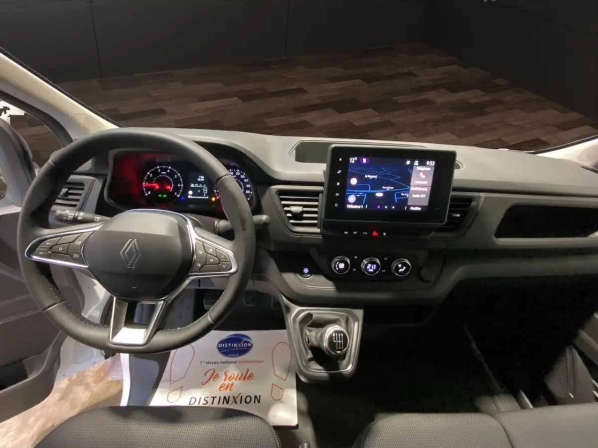 Vue intérieure du tableau de bord du Renault Trafic Fourgon 2025 avec volant multifonctions et écran tactile central.