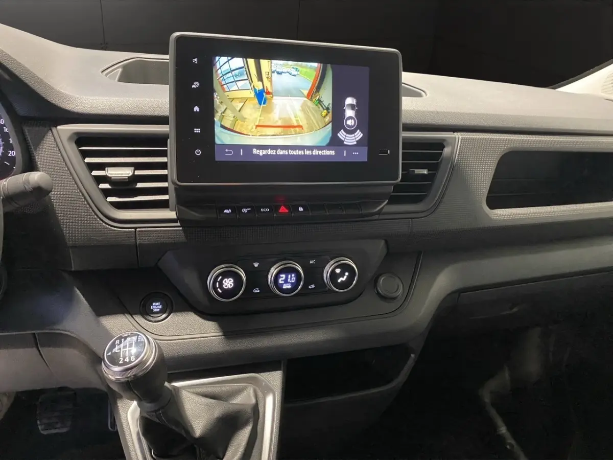 Vue rapprochée du tableau de bord du Renault Trafic Fourgon 2025, avec écran tactile et levier de vitesses manuel.