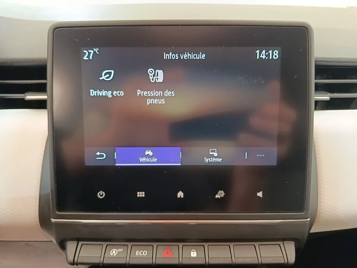 Écran tactile central de la Renault Clio blanc 2023 affichant les infos véhicule, vue de face intérieure.
