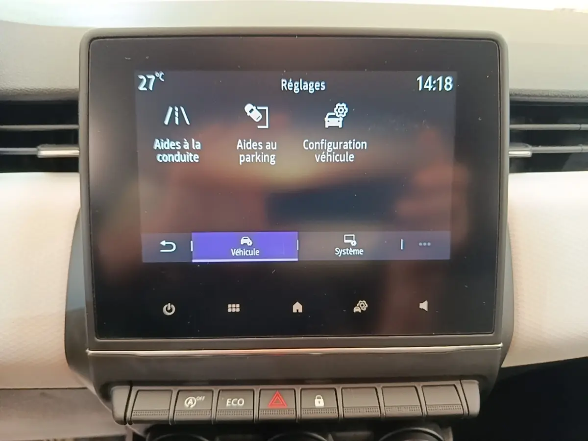 Écran tactile central affichant les réglages d’aide à la conduite dans l’habitacle d’une Renault Clio blanche 2023.