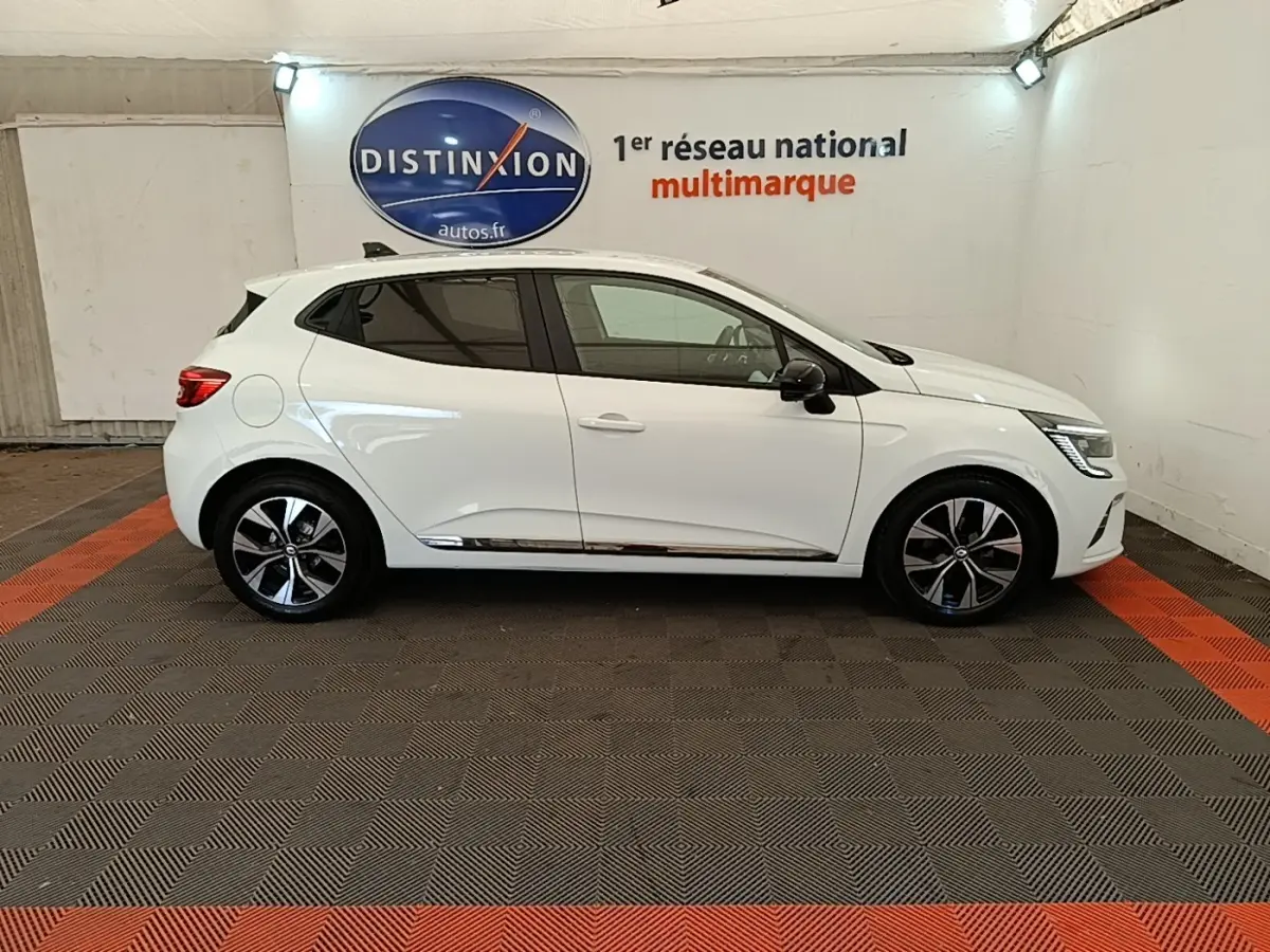 Profil droit d'une Renault Clio blanche 2023 Evolution TCe 90, avec jantes alliage et rétroviseurs noirs.