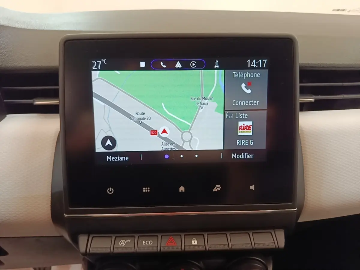 Écran tactile central 7 pouces affichant la navigation dans l’habitacle de la Renault Clio blanche 2023.