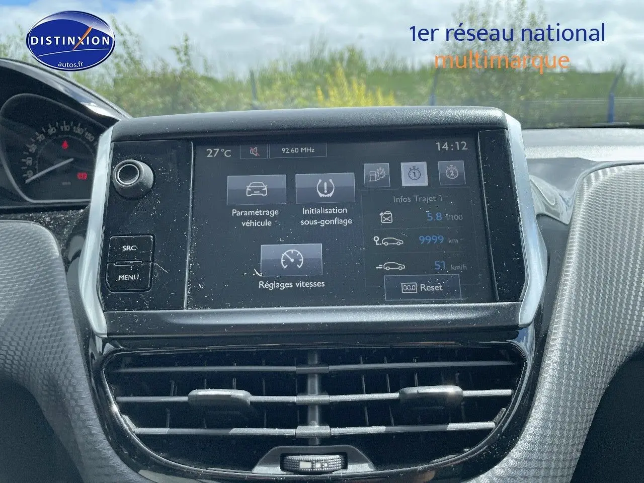 Écran tactile central du tableau de bord de la Peugeot 2008 noir métal, affichant les réglages du véhicule et la température extérieure.