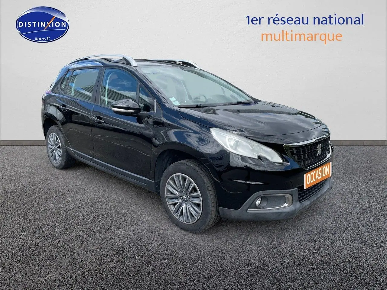 Peugeot 2008 noir métal en 3/4 avant droit, avec jantes alliage et calandre distinctive au lion Peugeot.