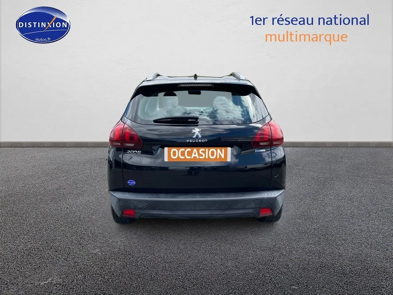 Vue arrière d'un Peugeot 2008 noir métal de 2016 avec feux arrière rouges et plaque "OCCASION" visible.