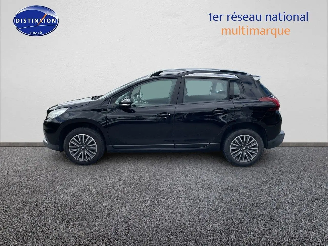 Profil côté gauche d'un Peugeot 2008 noir métal de 2016, version 1.2 PureTech Style avec jantes alliage et toit ouvrant.