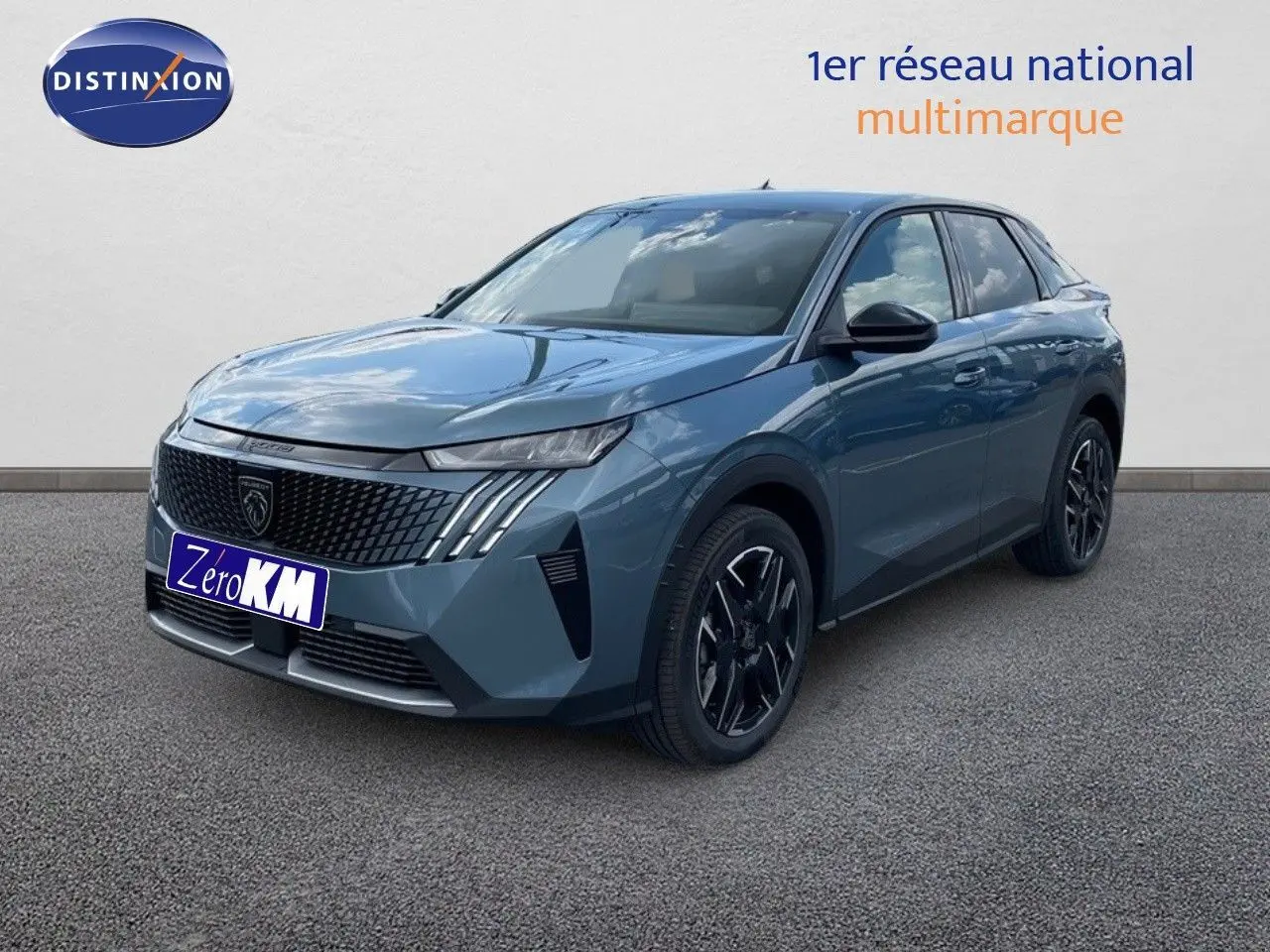 Peugeot 3008 Hybrid 136ch Allure bleu Ingaro métal en 3/4 avant droit sur sol gris, calandre et jantes noires visibles.