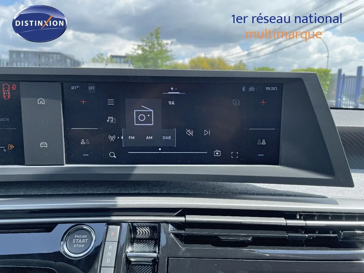 Vue rapprochée du tableau de bord du Peugeot 3008 Hybrid 2025 avec écran tactile et bouton start/stop.