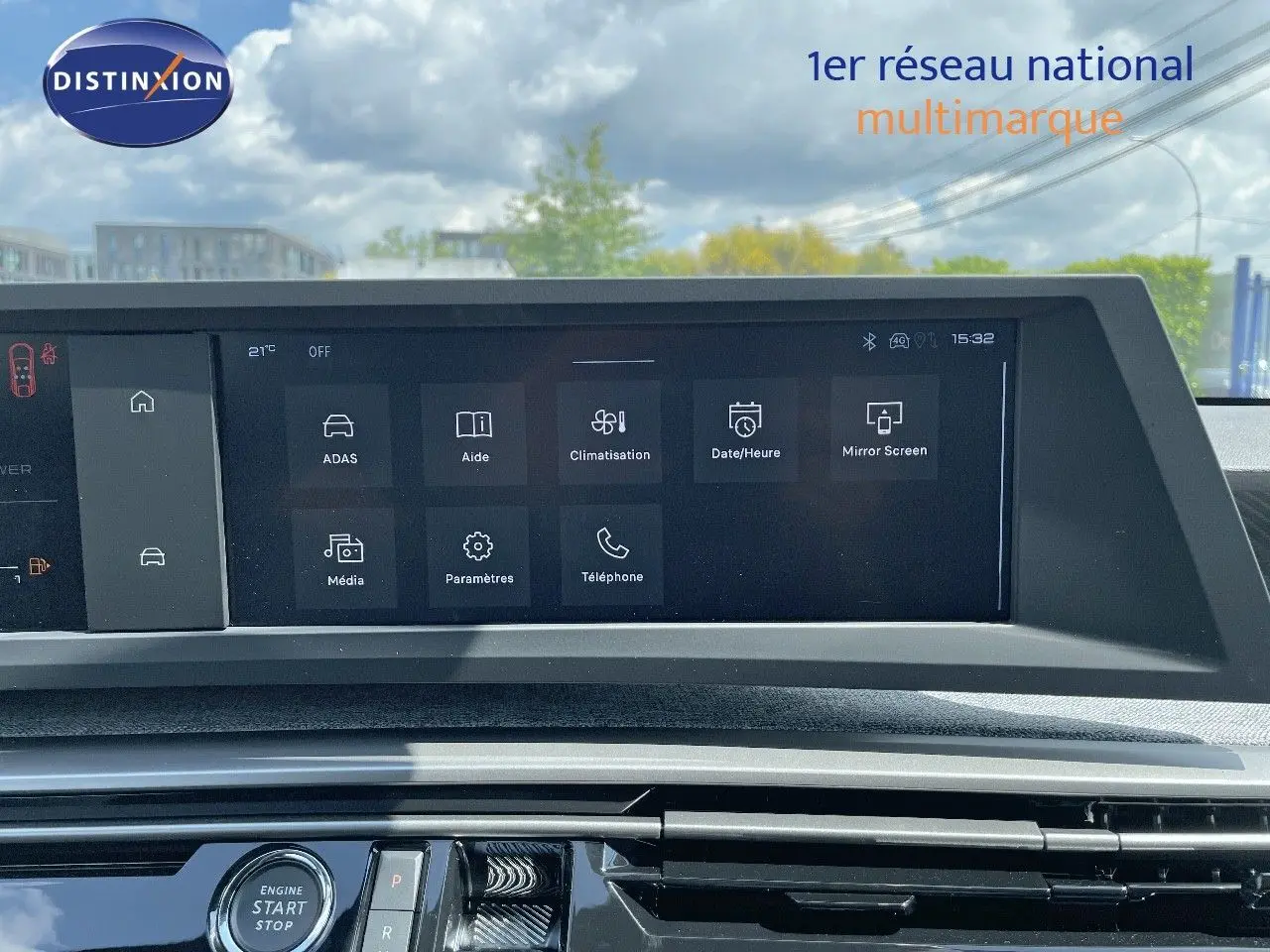 Écran tactile central affichant les menus de climatisation et multimédia dans l'habitacle d'un Peugeot 3008 hybride.