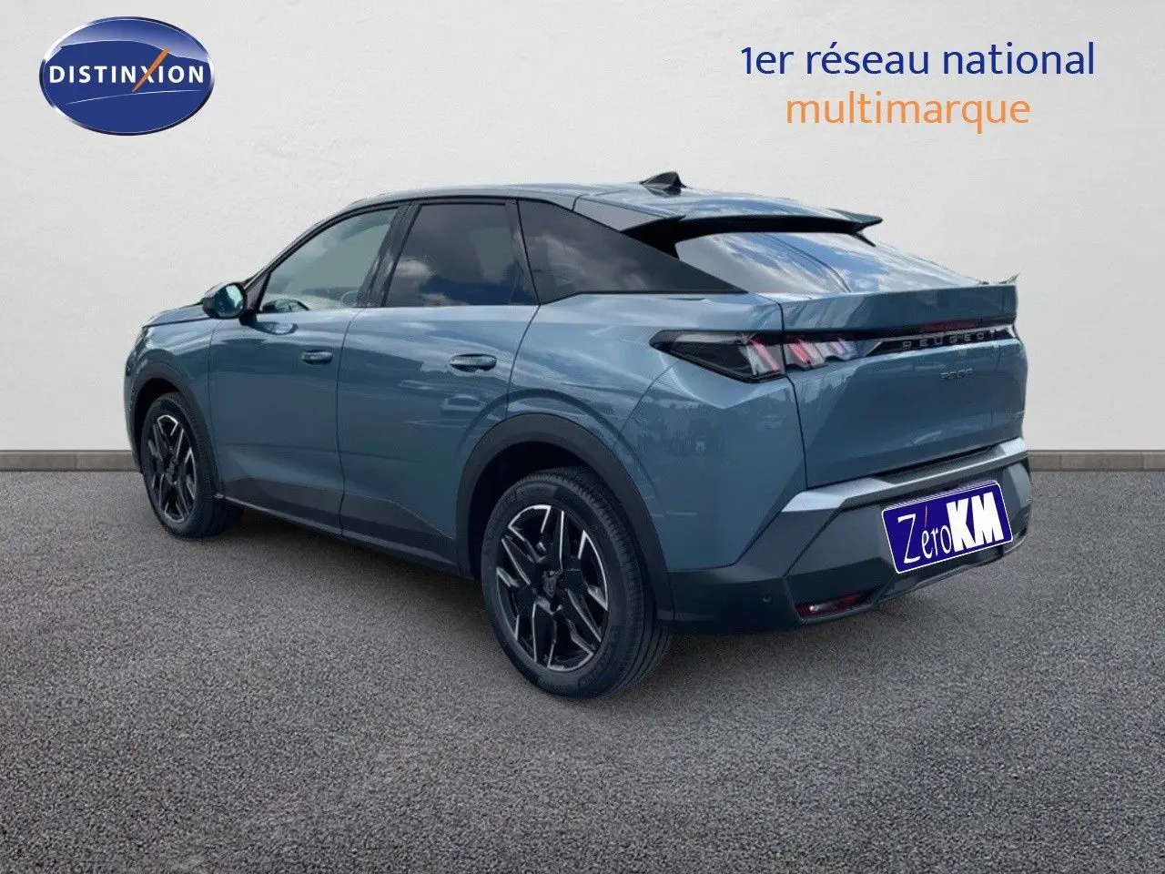 Vue 3/4 arrière droite d'un Peugeot 3008 Hybrid bleu Ingaro métallisé avec jantes noires bicolores.
