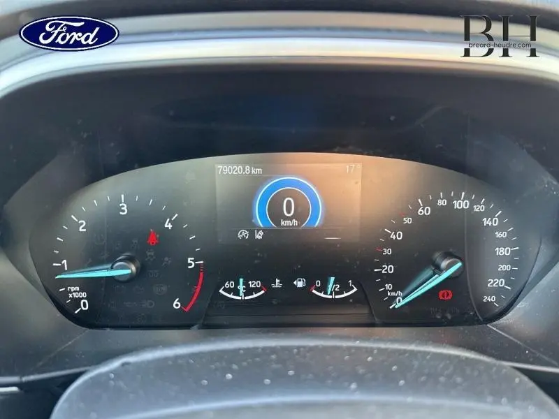 Tableau de bord numérique de Ford Focus 1.5 EcoBlue 2020 affichant vitesse à 0 km/h et 79 020 km au compteur