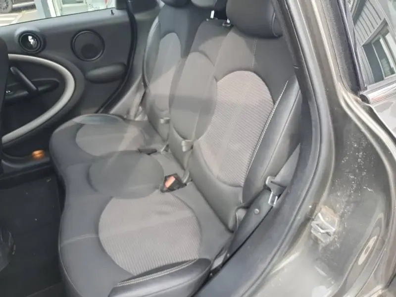 Vue intérieure côté droit sur la banquette arrière en tissu et cuir gris du MINI Countryman Royal Grey 2014.