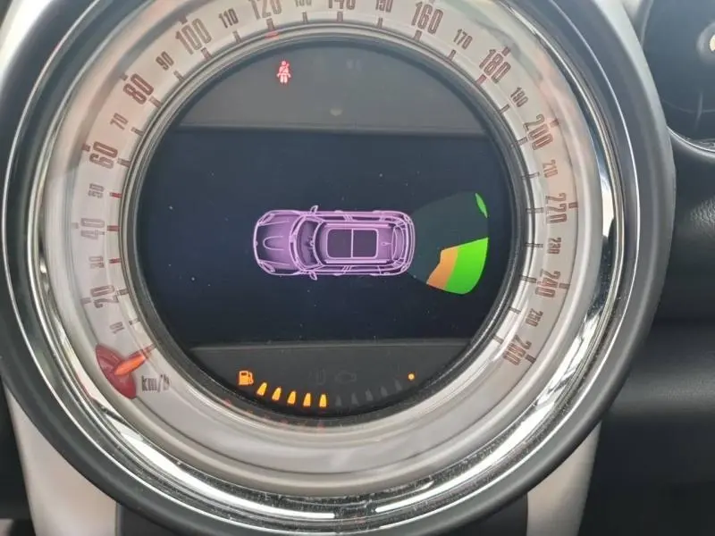 Affichage du tableau de bord de la MINI Countryman 2014 avec indication radar de recul et jauge de carburant.