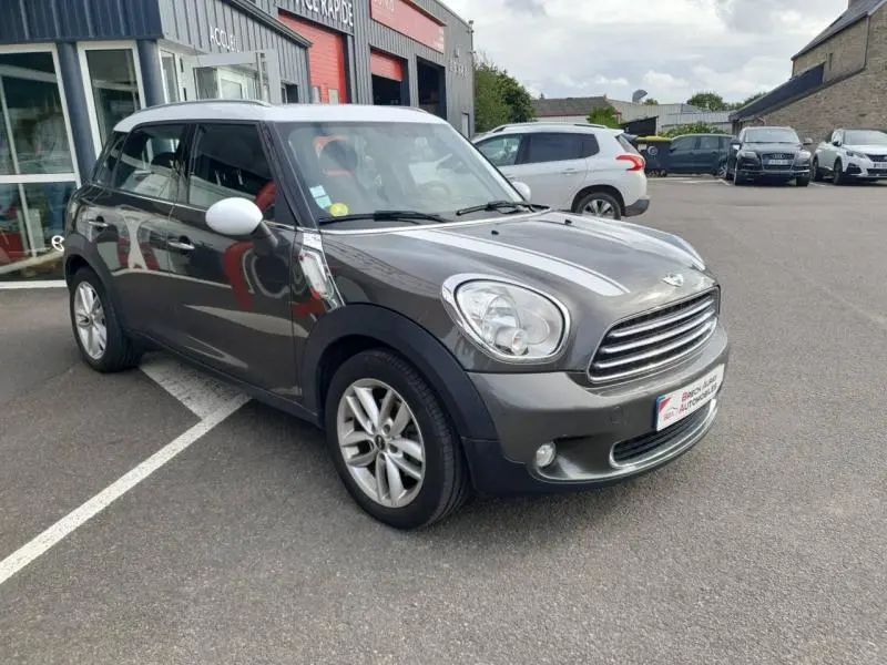 MINI Countryman Royal Grey vue 3/4 avant gauche avec calandre chromée et rétroviseurs blancs.