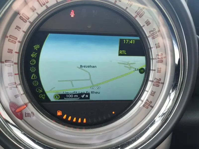 Affichage du GPS intégré au tableau de bord du MINI Countryman Royal Grey, avec carte et vitesse en km/h visible.