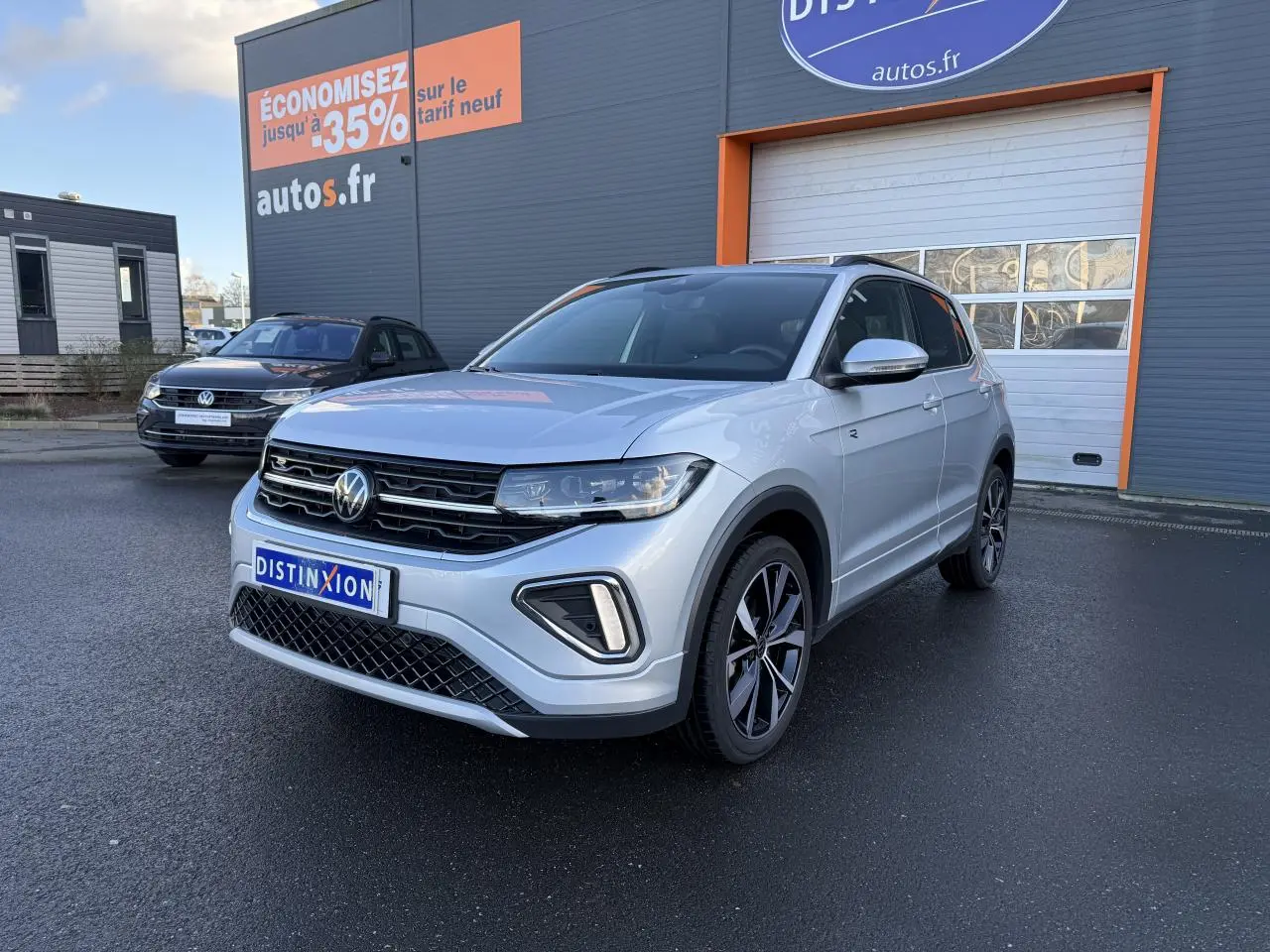 Volkswagen T-Cross 2025 argent métallisé en 3/4 avant droit avec jantes alliage et badge R-Line visible