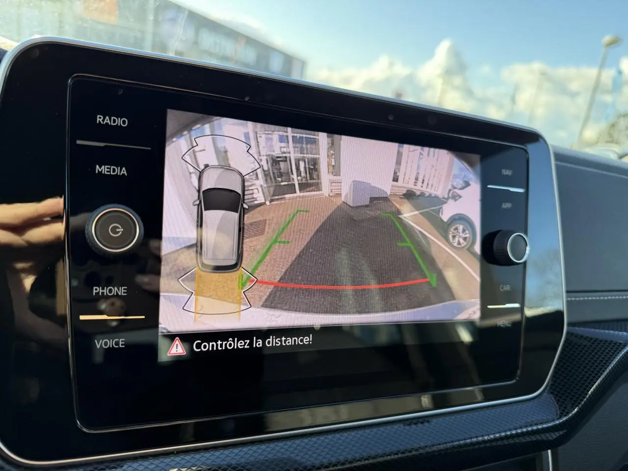 Écran de caméra de recul du Volkswagen T-Cross 2025 affichant la vue arrière avec guidage de trajectoire.