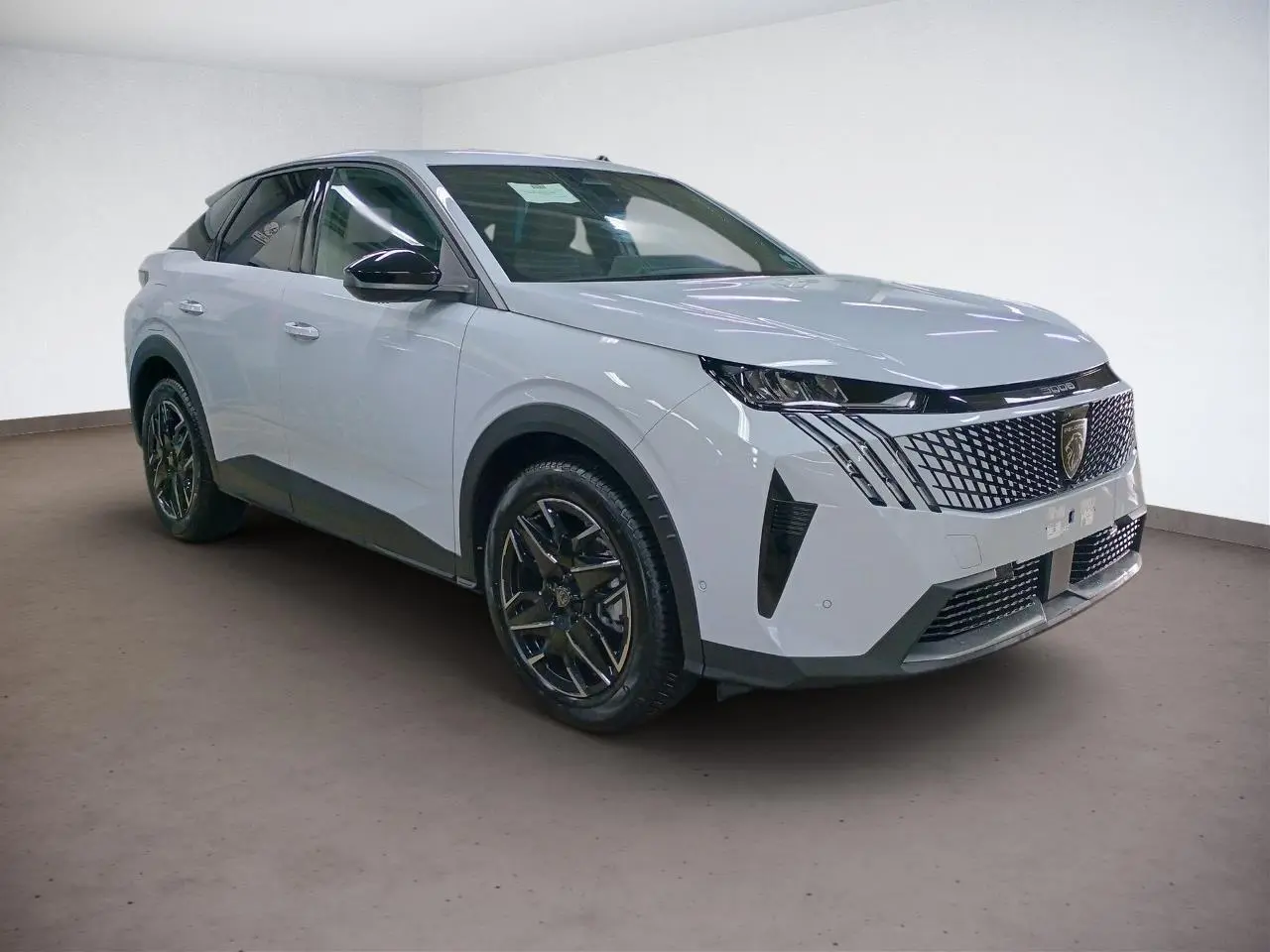 Peugeot 3008 Hybrid blanc Okenite en 3/4 avant droit, avec calandre distinctive et jantes alliage noires.