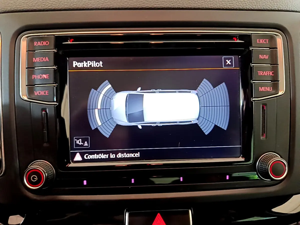 Écran tactile central affichant l'aide au stationnement ParkPilot du Volkswagen Sharan 2017, vue intérieure.