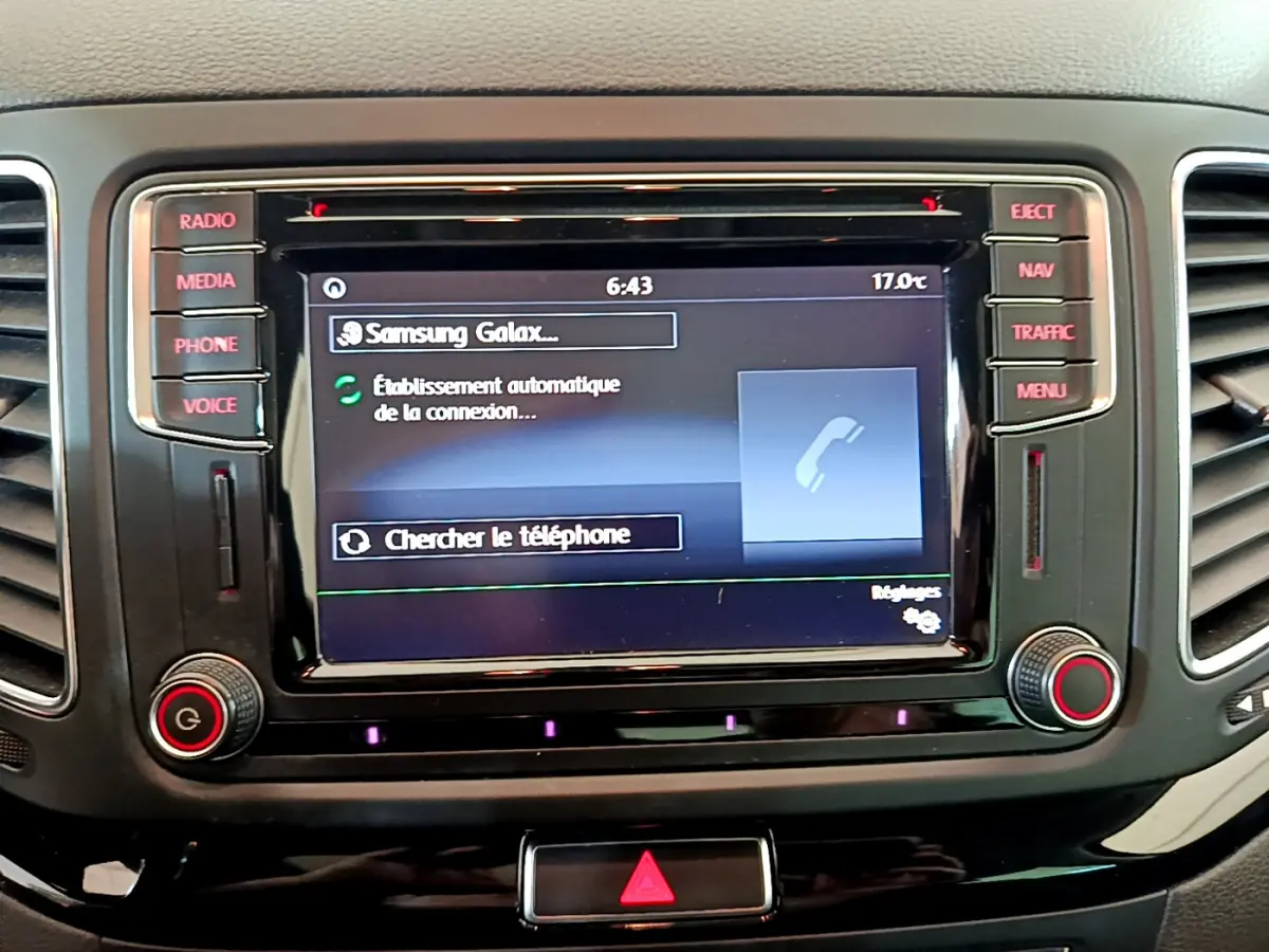 Vue rapprochée de l’écran tactile central du Volkswagen Sharan 2017 avec interface Bluetooth en cours de connexion.